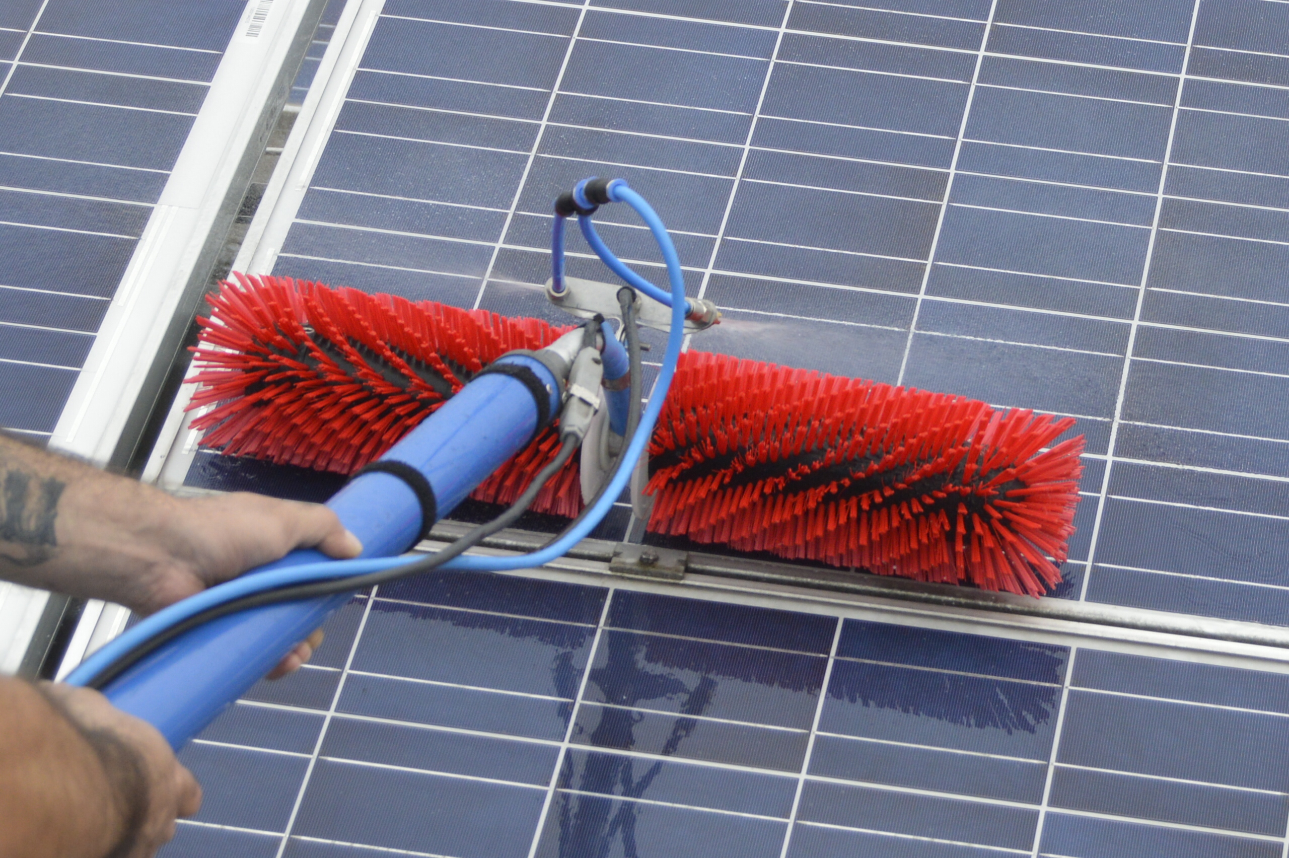 Photovoltaikreinigung von Becker Dienstleistungen im Einsatz